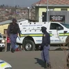Cảnh sát được triển khai tại hiện trường vụ nổ súng ở thị trấn Soweto, Nam Phi. (Ảnh: ABC/TTXVN)