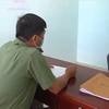Công an làm việc với đối tượng trong một vụ án đưa người xuất cảnh trái phép. (Nguồn: congan.com.vn)