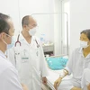 Phó Giáo sư, Tiến sỹ Đỗ Duy Cường (áo blue trắng, đứng giữa) thăm khám cho bệnh nhân Ng.T.Nh trước khi được xuất viện. (Nguồn: bachmai.gov.vn)