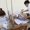 Bác sỹ Bệnh viện Hữu nghị ViệtXô khám bệnh miễn phí cho người có công. (Ảnh: Thanh Tùng/TTXVN)