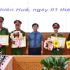 Chủ tịch UBND tỉnh Thừa Thiên-Huế Nguyễn Văn Phương đã trao Bằng khen cho 4 tập thể có thành tích xuất sắc trong công tác phòng, chống tội phạm. (Ảnh: TTXVN phát)