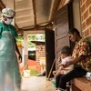 Nhân viên y tế điều trị cho trẻ em mắc bệnh đậu mùa khỉ ở Zomea Kaka, Cộng hòa Trung Phi. (Ảnh: AFP/TTXVN)