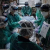 Điều trị cho bệnh nhân nhiễm COVID-19 tại bệnh viện ở Yokohama, Nhật Bản. (Ảnh: AFP/TTXVN)