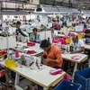 Công nhân làm việc tại một xưởng may tại Kolkata, Ấn Độ. (Nguồn: Bloomberg)