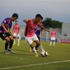 Một pha tranh bóng giữa cầu thủ Hồng Lĩnh Hà Tĩnh và Sài Gòn FC. (Ảnh: Phan Quân/TTXVN)