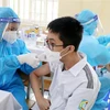 Lực lượng y tế tiêm vaccine phòng COVID-19 cho học sinh THPT. (Ảnh: Trung Kiên/TTXVN)