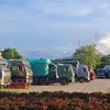 Nhiều phương tiện chở hàng bị mắc kẹt tại cửa khẩu Lào Cai. (Ảnh: Hương Thu/TTXVN)