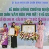 Phó Chủ tịch UBND Thành phố Hồ Chí Minh Phan Thị Thắng đại diện trao bằng chứng nhận cho ban quản lý di tích lăng. (Ảnh: Thu Hương/TTXVN)