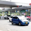 Xe taxi và xe công nghệ không đủ đáp ứng nhu cầu đi lại của hành khách tại sân bay Tân Sơn Nhất. (Ảnh: Hồng Đạt/TTXVN)