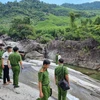 Công an huyện Trà Bồng tới hiện trường vụ đuối nước. (Ảnh: Công an huyện Trà Bồng)