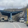 Xe cộ đi lại qua biên giới giữa Kosovo và Serbia. (Nguồn: balkaninsight.com)