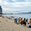 Du khách giải trí, tắm biển tại khu du lịch biển Bình Sơn-Ninh Chữ, thành phố Phan Rang-Tháp Chàm. (Ảnh: Nguyễn Thành/TTXVN)