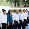 Chủ tịch nước Nguyễn Xuân Phúc tại Nhà bia tưởng niệm các liệt sỹ thanh niên xung phong toàn quốc. (Ảnh: Thống Nhất/TTXVN)