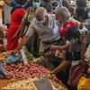 Người dân mua thực phẩm tại một khu chợ ở Colombo, Sri Lanka. (Ảnh: AFP/TTXVN)