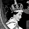 Năm 1953, Công chúa Elizabeth, 27 tuổi, cùng chồng đang trong chuyến thăm Kenya thì nhận tin cha qua đời. Bà giữ tên mình, trở thành Nữ hoàng Elizabeth II. Lễ đăng quang của bà được tổ chức vào ngày 2/6/1953 và là lễ đăng quang đầu tiên được đưa lên sóng 