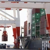 Bốc dỡ container hàng hóa tại cảng ở Tokyo, Nhật Bản. (Ảnh: Kyodo/TTXVN)