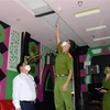 Lực lượng chức năng kiểm tra hệ thống báo cháy tự động tại một cơ sở karaoke. (Ảnh: Quốc Dũng/TTXVN)