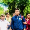 Cả làng Kloong chờ đón 5 thanh niên trở về sau khi bị lừa bán qua Campuchia. (Ảnh: Hồng Điệp/TTXVN)