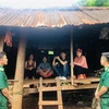Lực lượng biên phòng đến trao trả 5 thanh niên làng Kloong cho gia đình sau khi họ bị lừa bán qua Campuchia. (Ảnh: Hồng Điệp/TTXVN)