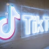 Biểu tượng mạng xã hội TikTok tại London, Anh. (Ảnh: AFP/TTXVN)