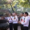 Các đại biểu dâng hương tưởng niệm anh linh các vị Vua Trần, Đức Thánh Trần. (Ảnh: Công Luật/TTXVN)