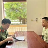 Lực lượng công an lấy lời khai của đối tượng Vũ Văn Quỳnh. (Ảnh: Trịnh Duy Hưng/TTXVN)