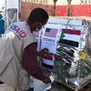 Nhân viên chuyển lô vaccine ngừa COVID-19 được viện trợ theo chương trình COVAX tại Khartoum, Sudan. (Ảnh: AFP/TTXVN)