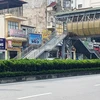 Người dân băng qua đường Nguyễn Văn Cừ (quận Long Biên) thay vì sử dụng cầu bộ hành. (Nguồn: hanoimoi.com.vn)