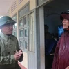 Chủ tịch UBND tỉnh Bình Định Phạm Anh Tuấn kiểm tra các địa điểm trú ẩn tập trung. (Ảnh: Sỹ Thắng/TTXVN)