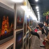 Người dân Thủ đô xem ảnh trưng bày tại một triển lãm. (Ảnh: Nguyễn Thuỳ Dương/TTXVN phát)