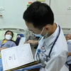 Bác sỹ thăm khám cho bệnh nhân số xuất huyết đang điều trị tại khoa Truyền nhiễm, bệnh viện đa khoa Đống Đa (Hà Nội). (Ảnh: Minh Quyết/TTXVN)