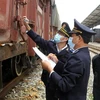 Lực lượng chức năng Chi cục hải quan ga đường sắt Lào Cai kiểm tra niêm phong kẹp chì với các mặt hàng đến và đi tại ga. (Ảnh: Quốc Khánh/TTXVN)