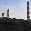 Than đá được trữ bên ngoài nhà máy nhiệt điện quốc gia ở Dadri, Ấn Độ. (Ảnh: AFP/TTXVN)
