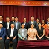 Đoàn UBND thành phố Cần Thơ chụp ảnh lưu niệm với các cán bộ Đại sứ quán Việt Nam tại Malaysia. (Ảnh: Hằng Linh/TTXVN)