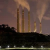 Khí thải phát ra từ một nhà máy điện than ở tỉnh Banten, Indonesia. (Ảnh: REUTERS/TTXVN)