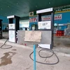 Một cửa hàng kinh doanh xăng dầu tại thành phố Phan Rang-Tháp Chàm treo bảng thông báo hết xăng. (Ảnh: Nguyễn Thành/TTXVN)