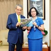 Tổng Giám đốc Thông tấn xã Việt Nam Vũ Việt Trang tặng quà kỷ niệm cho Đại sứ Mexico tại Việt Nam Alejandro Negrin Muñoz. (Ảnh: Minh Đức/TTXVN)