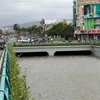 Mặc dù đã hết mưa nhưng sáng 15/10, hầm chui nút giao thông Điện Biên Phủ vẫn ngập trong nước không thể lưu thông. (Ảnh: Trần Lê Lâm/TTXVN)