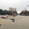 Khu vực đập Đá ở thành phố Huế bị ngập sâu, lực lượng chức năng đã rào chắn không cho người dân, phương tiện qua lại để đảm bảo an toàn. (Ảnh: Đỗ Trưởng/TTXVN)