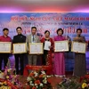 Phó Đại sứ, Tham tán Công sứ Chu Tuấn Đức tại CHLB Đức tặng hoa và trao giấy khen cho những thành viên có nhiều đóng góp cho Hội hữu nghẹ Đức-Việt 30 năm. (Ảnh: Phương Hoa/TTXVN)