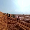 Lực lượng chức năng vẫn tích cực triển khai công tác tìm kiếm 2 nạn nhân còn lại vụ sạt lở tại mỏ titan tại Bình Thuận. (Ảnh: Nguyễn Thanh/TTXVN)