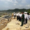 Đoàn công tác kiểm tra hiện trường vụ sạt lở tại nghĩa trang Hòa Sơn (huyện Hòa Vang, thành phố Đà Nẵng). (Ảnh: Quốc Dũng/TTXVN)