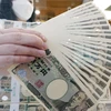 Nhân viên kiểm đồng yen Nhật Bản. (Ảnh: Yonhap/TTXVN)