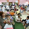 Trẻ em điều trị tại một bệnh viện ở Bắc Jakarta, Indonesia. (Ảnh: AFP/TTXVN)