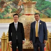 Đại tướng Hun Manet và Thường trực Ban Bí thư Võ Văn Thưởng chụp ảnh lưu niệm sau cuộc gặp. (Ảnh: Huỳnh Thảo/TTXVN)