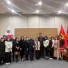 Đoàn công tác chụp ảnh với đại diện cộng đồng người Việt tại Hàn Quốc. (Nguồn: baoquocte.vn)