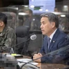 Bộ trưởng Quốc phòng Hàn Quốc Lee Jong-sup (phải) tại cuộc họp trực tuyến ở Seoul. (Ảnh: YONHAP/TTXVN)