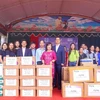 Công đoàn TTXVN cùng các nhà hảo tâm tặng các phần quà cho trường THCS Tam Sơn. (Ảnh: Tuấn Đức/TTXVN)