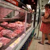 Người dân mua sắm tại một siêu thị ở Cascais, Bồ Đào Nha. (Ảnh: THX/TTXVN)