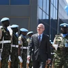 Đại diện đặc biệt của Hội đồng Bảo an LHQ về Somalia James Swan (thứ 2, phải) thăm Phái bộ hỗ trợ LHQ tại Somalia (UNSOM) tại Mogadishu, ngày 25/6/2019. (Ảnh: UN/TTXVN)